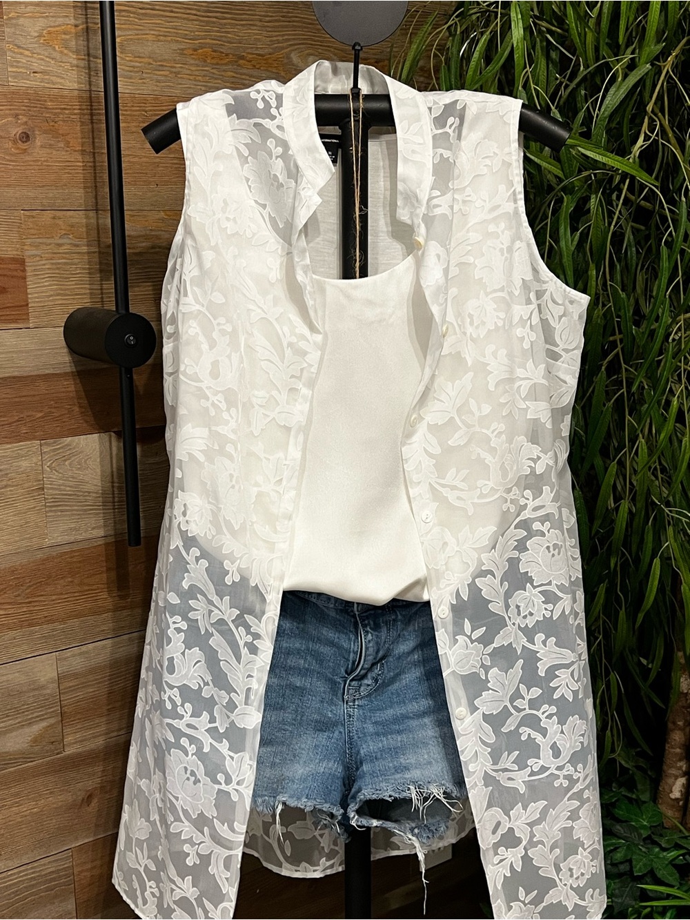 Units white floral sheer tunic length button front top. L.
